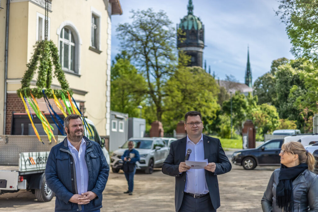 Landrat Christian Tylsch mit dem Kreistagsvorsitzenden Enrico Schilling (li.) und Archivleiterin Ines Kluge beim Richtfest des Kreisarchivs der Kreisverwaltung Wittenberg.