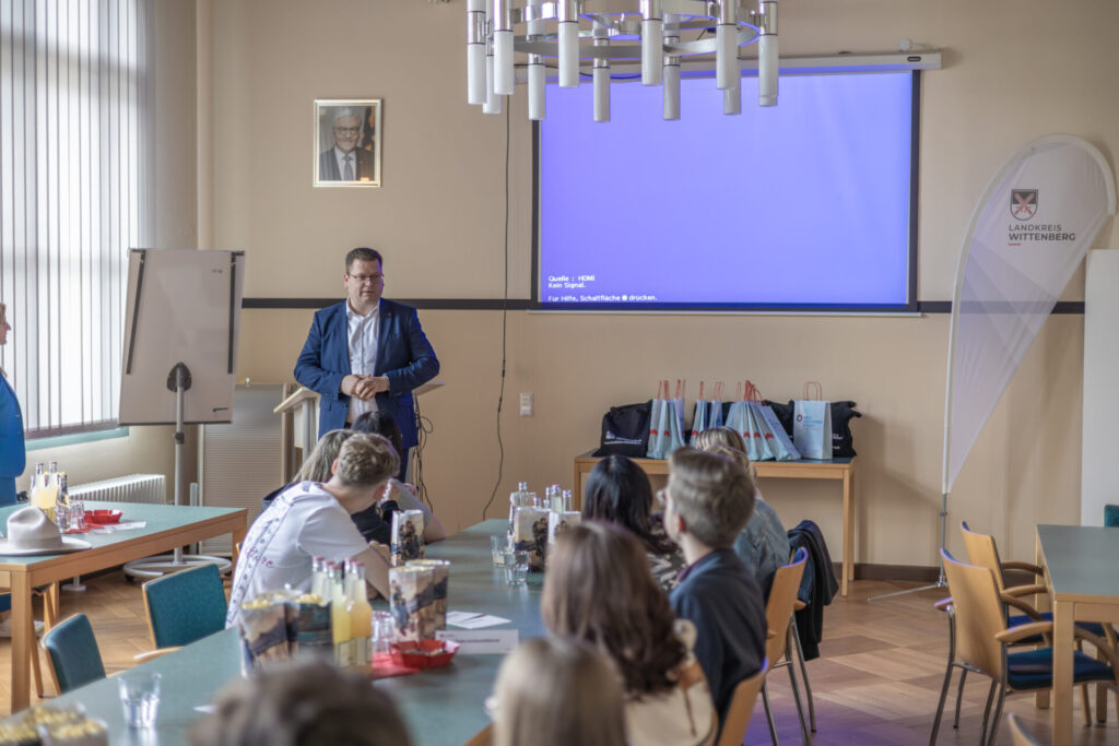 Preisverleihung #HandwerkInAction 2025 im Landkreis Wittenberg: Auszeichnung der besten Schülerteams durch Landrat Christian Tylsch und Kreishandwerksmeister Enrico Reinecke.