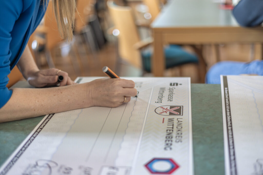 Preisverleihung #HandwerkInAction 2025 im Landkreis Wittenberg: Auszeichnung der besten Schülerteams durch Landrat Christian Tylsch und Kreishandwerksmeister Enrico Reinecke.