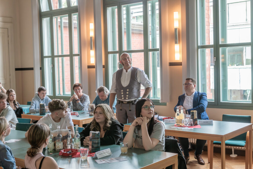 Preisverleihung #HandwerkInAction 2025 im Landkreis Wittenberg: Auszeichnung der besten Schülerteams durch Landrat Christian Tylsch und Kreishandwerksmeister Enrico Reinecke.
