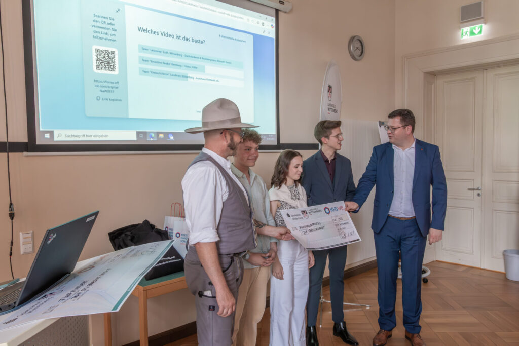 Team Kreisschülerrat: Preisverleihung #HandwerkInAction 2025 im Landkreis Wittenberg: Auszeichnung der besten Schülerteams durch Landrat Christian Tylsch und Kreishandwerksmeister Enrico Reinecke.