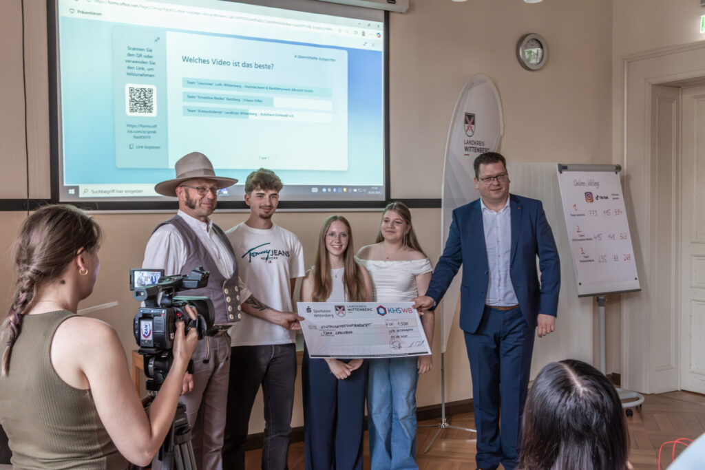 Team Gymnasium Leucorea: Preisverleihung #HandwerkInAction 2025 im Landkreis Wittenberg: Auszeichnung der besten Schülerteams durch Landrat Christian Tylsch und Kreishandwerksmeister Enrico Reinecke.