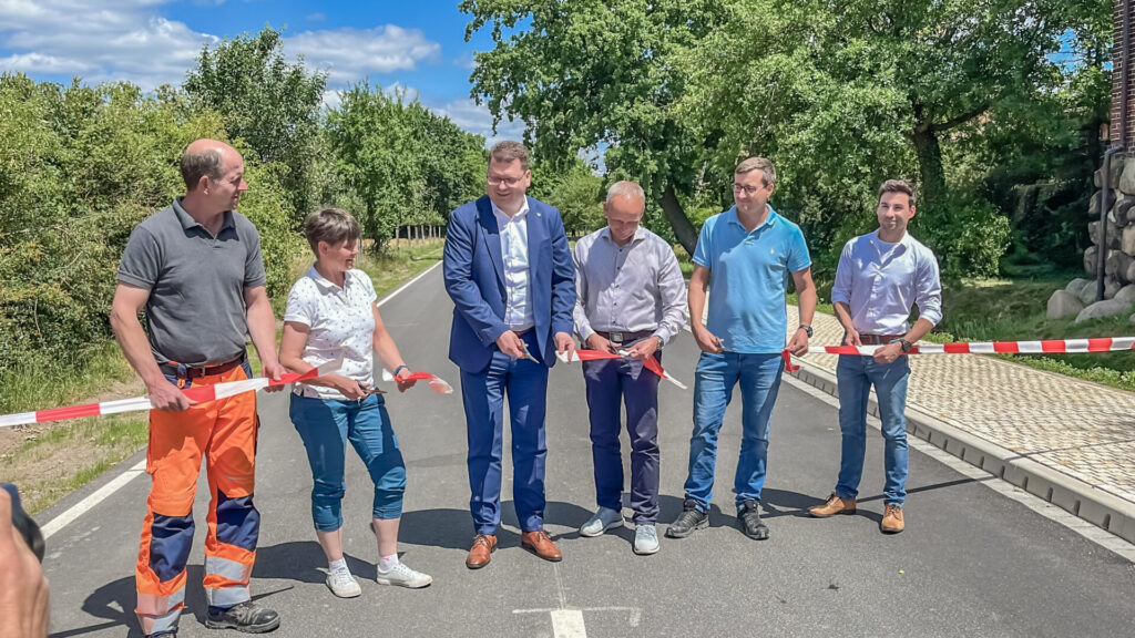 Landrat Christian Tylsch gab die Baustelle der Kreisstraße K2376 bei Wörlitz am Donnerstag, 19. Juni 2025, wieder für den Verkehr frei. Foto: Baumbach