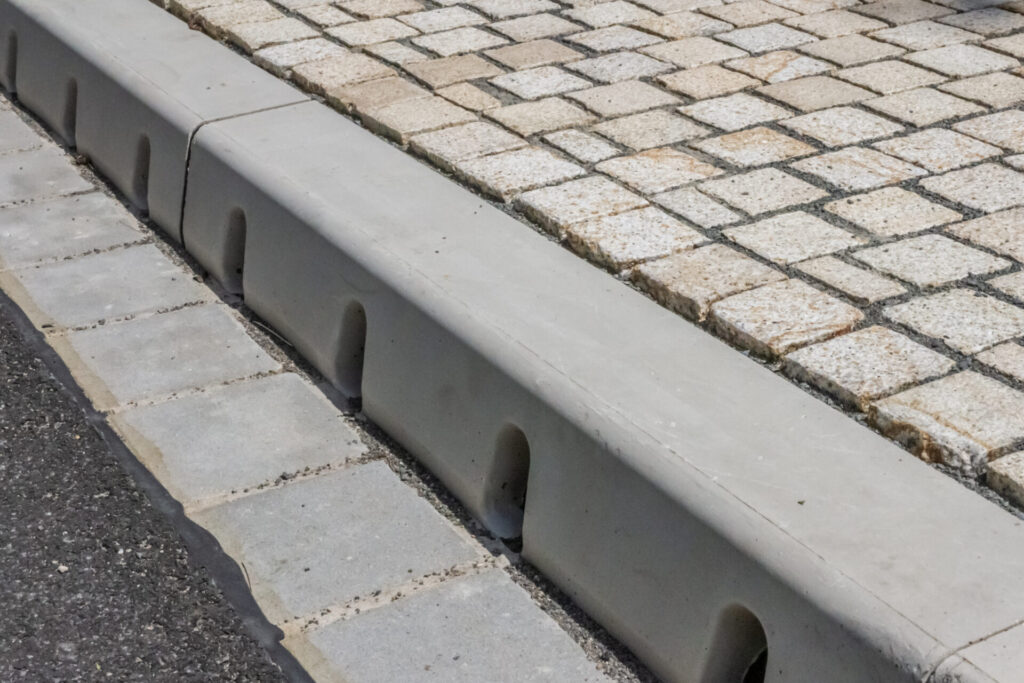 Landrat Christian Tylsch gab die Baustelle der Kreisstraße K2376 bei Wörlitz am Donnerstag, 19. Juni 2025, wieder für den Verkehr frei. Foto: Lara Nell