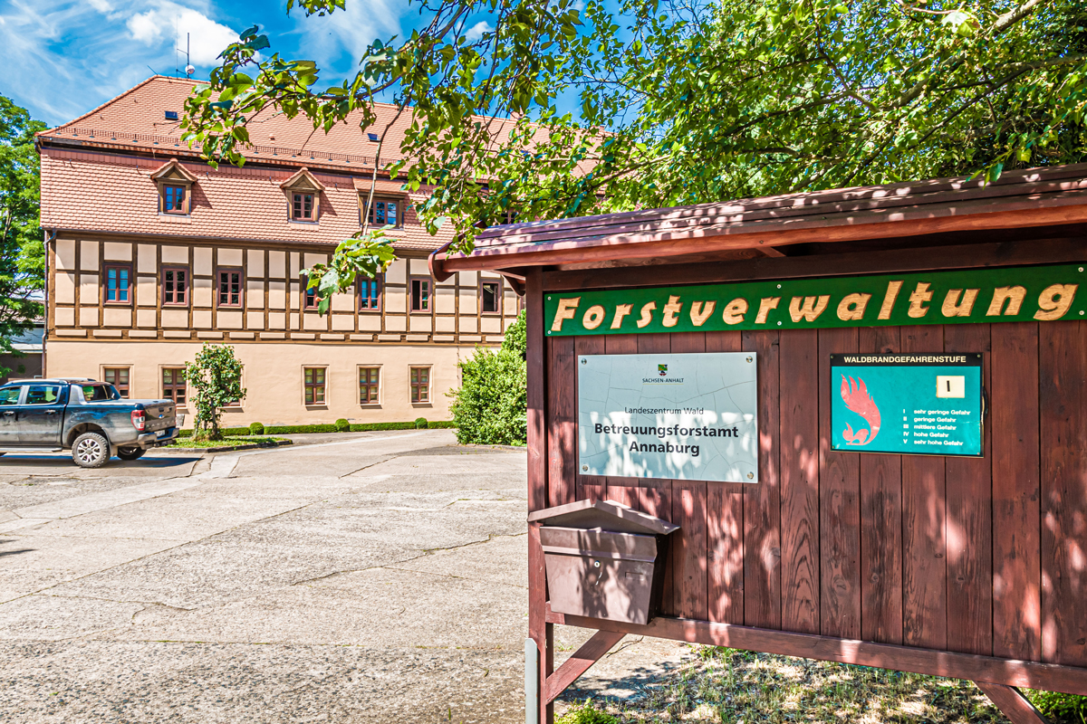 Eingang Forstamt Annaburg mit Haus im Hintegrgrund