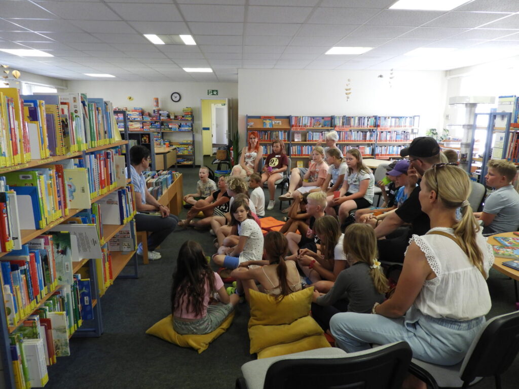 Die Kinder der Ferienwerkstatt besuchen die Bibliothek in Jessen und erfahren was es dort Spannendes zu entdecken gibt.