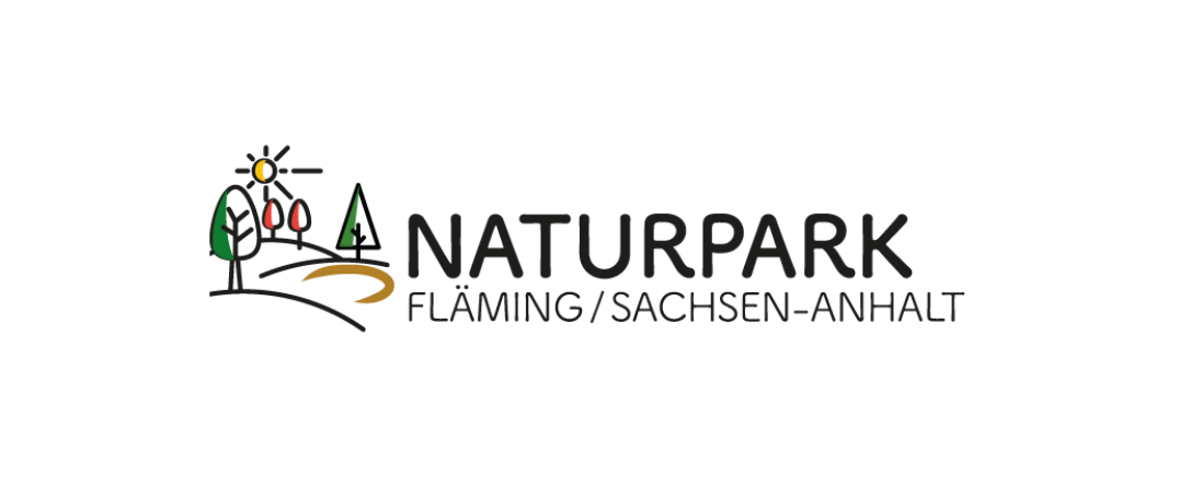 Logo Naturpark Fläming in schwarzer Schrift, links daneben Abbild einer gezeichneten Landschaft von 2 grünen bäumen und einer Sonne