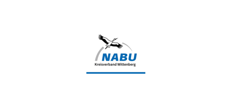 NABU in blauen Großbuchstaben, Storch fliegt drüber,