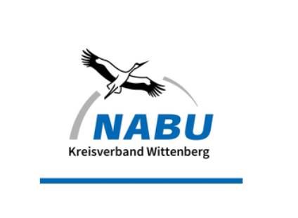 NABU in blauen Großbuchstaben, Storch fliegt drüber,