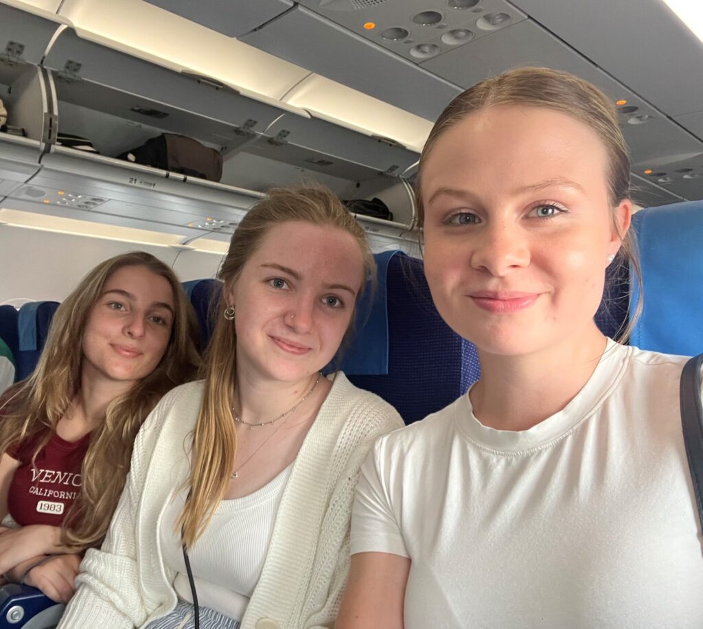 Dienstweg in 10.000 Metern Höhe: Julia Wurbs, Julia Germer und Emy Kiara-Rentzsch (v.l.n.r.)