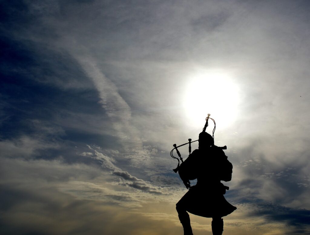 Dudelsackspieler bei Sonnenaufgang