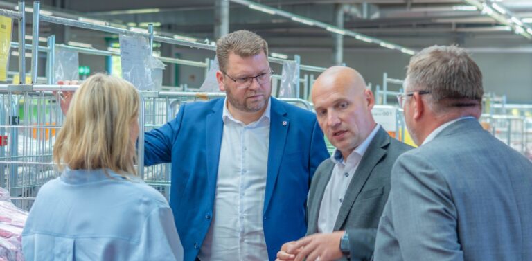 Landrat Tylsch besucht Ernsting’s Family in Klieken