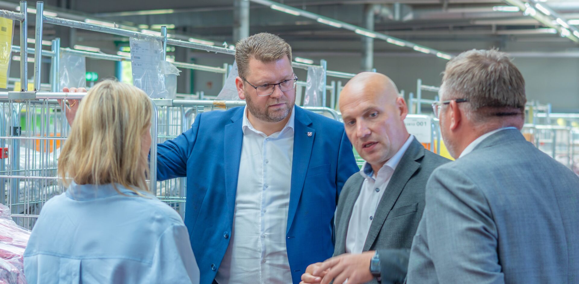 Anne-Marie Richter von der Wirtschaftsförderung, Landrat Christian Tylsch, Betriebsleiter Thomas Mücke und der Coswiger Bürgermeister André Saage besuchen Ernsting´s Family in Klieken.