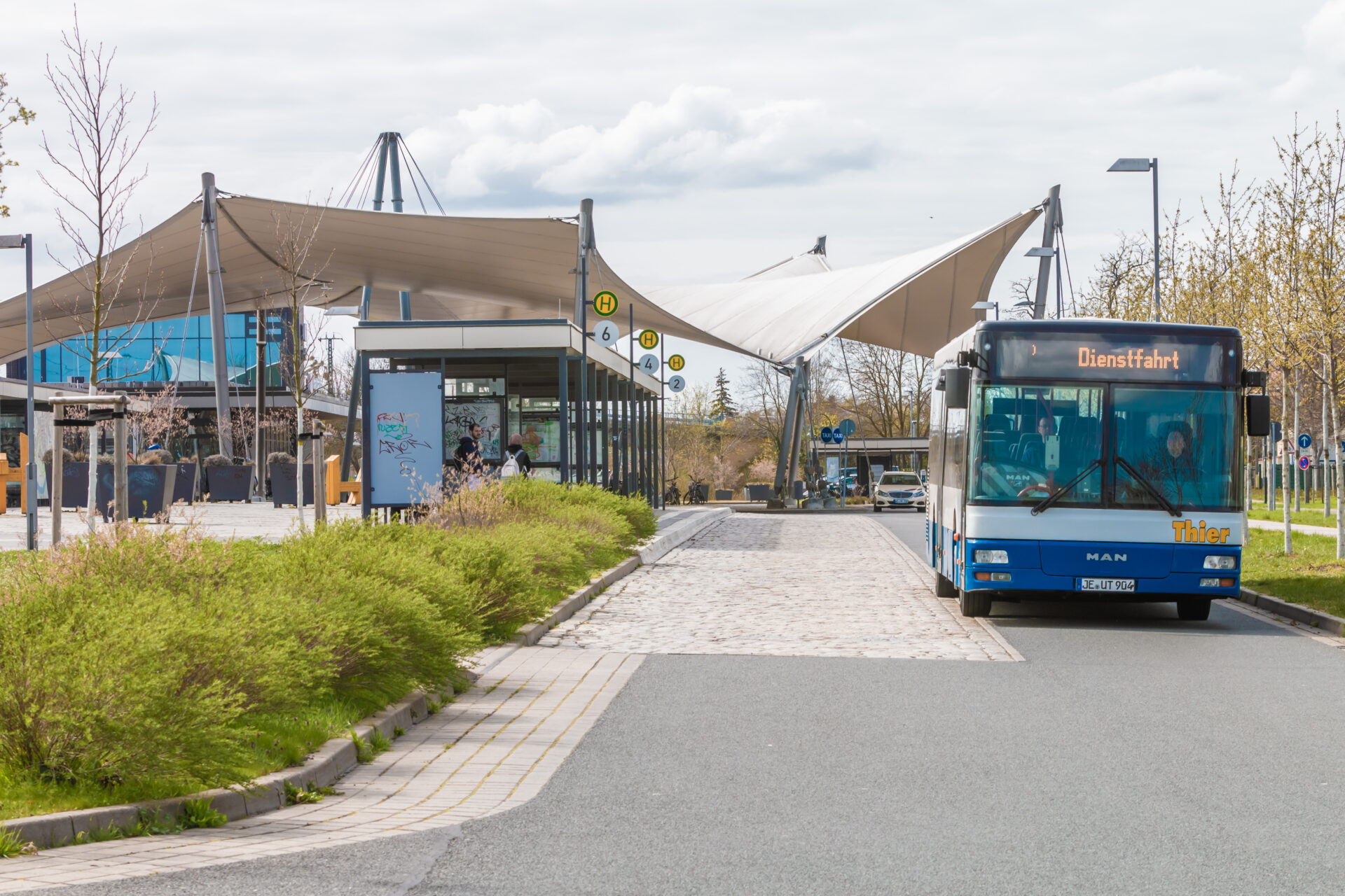 Bus am Bahnhof - Fahrplanwechsel im Schülerverkehr