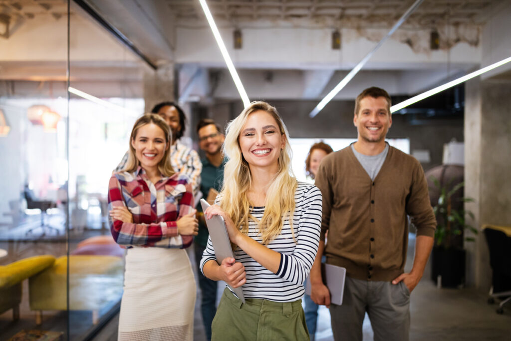 junge Menschen stehen im Büro
