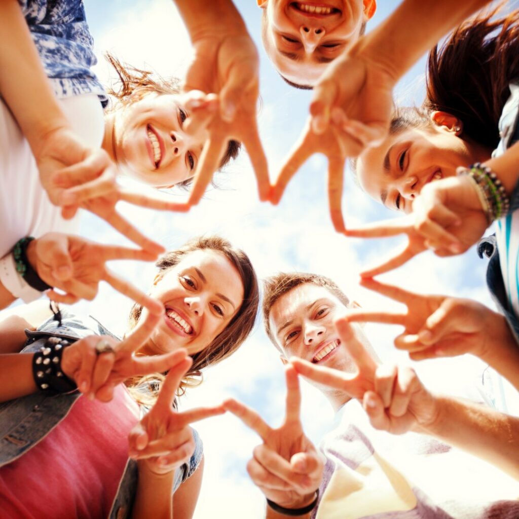 Teenager zeigen fünf Finger