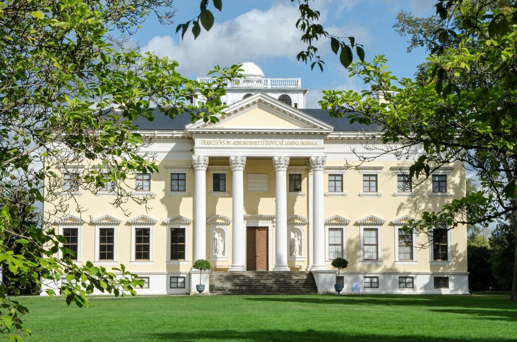 Schloss Wörlitz hinter Bäumen