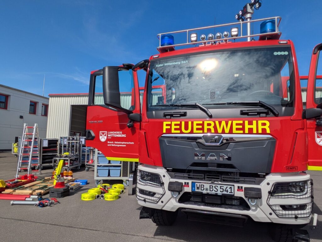Feuerwehrfahrzeug in der Feuerwehrtechnischen Zentrale des Landkreises Wittenberg.