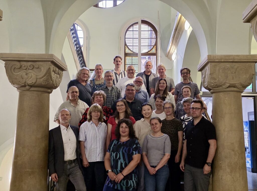 Foto der Lehrkräfte der Kreismusikschule Wittenberg im Treppenhaus der Musikschule in Wittenberg