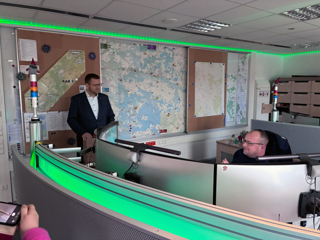 Landrat Christian Tylsch besuchte am Heiligabend 2025 wieder die Integrierte Leitstelle.
