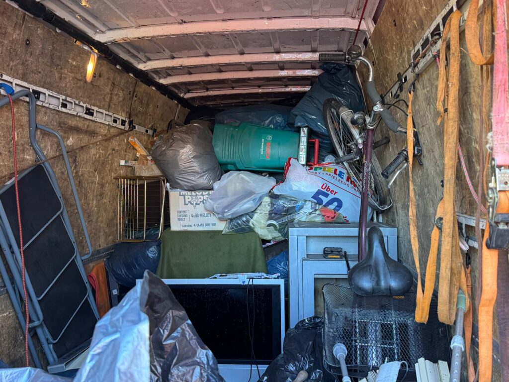 Die wahrscheinlich illegale Schrottsammlung passiert nicht zum ersten Mal. Bereits im November 2025 kontrollierte das Ordnungsamt das fragliche Fahrzeug und die Fahrzeuginsassen in Pratau.