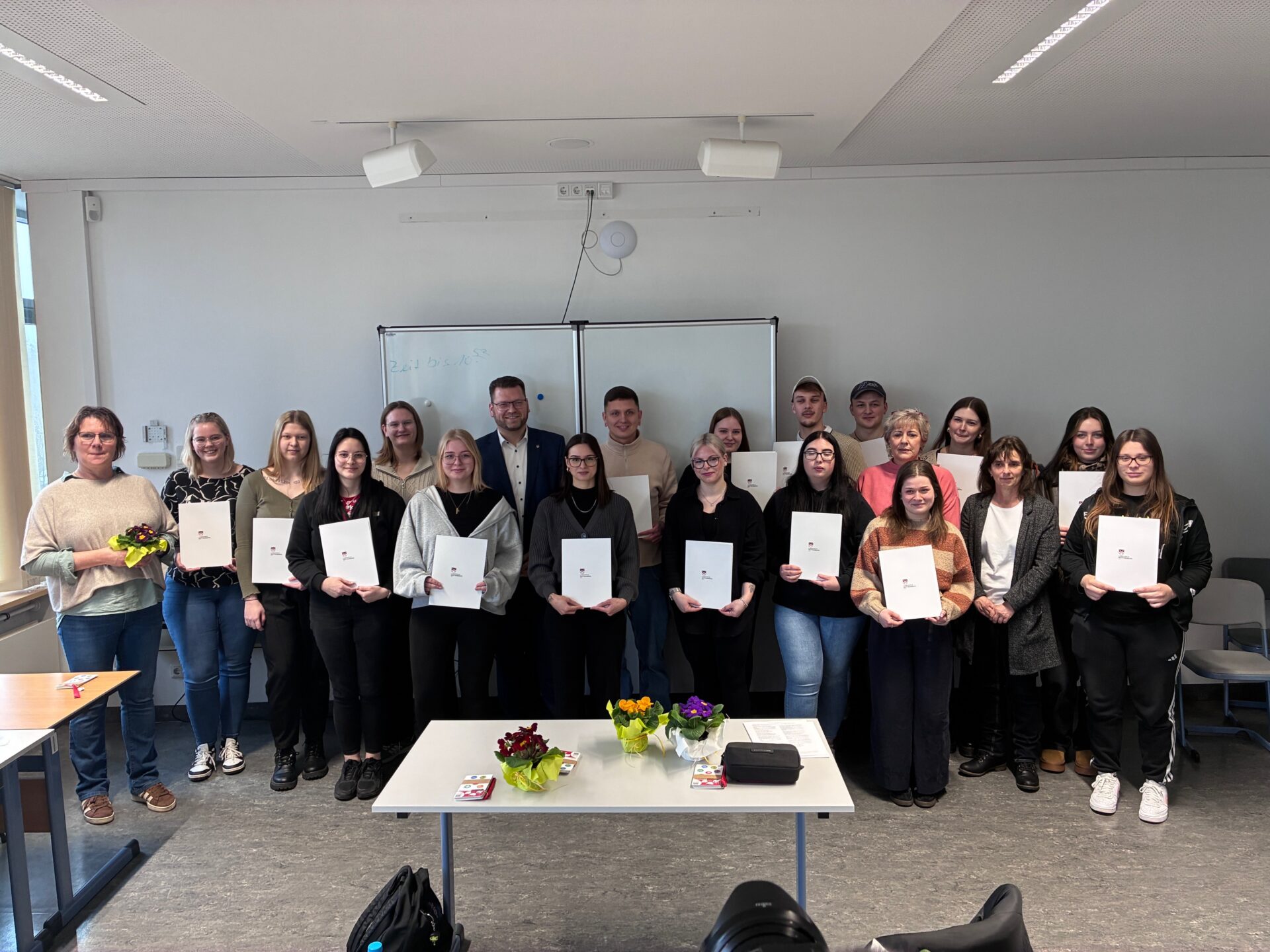 Landrat Christian Tylsch überreichte die Zertifikate für die Weiterbildung im Kinderschutz an die Absolventinnen und Absolventen.