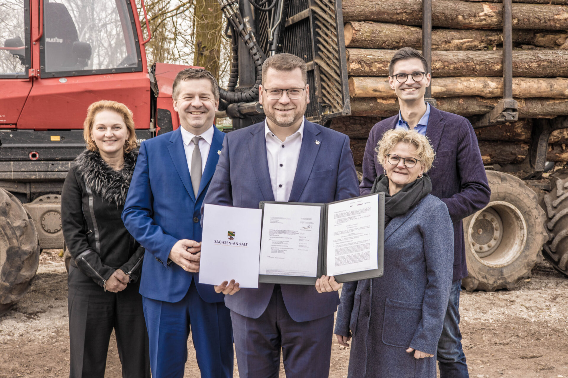 Ministerpräsident Sven Schulze und Bundestagsabgeordneter Sepp Müller überbrachten im Forstbetrieb von Burkhard Schröter die Fördermittelbescheide für den Breitbandausbau im ländlichen Raum an den Landrat Christian Tylsch, der damit in Coswig, Lutherstadt Wittenberg und Kemberg arbeiten wird. Foto: Baumbach