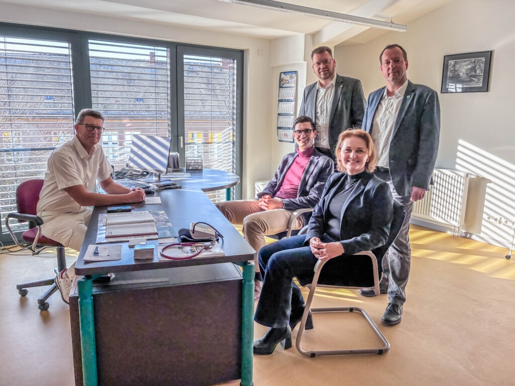 MdB Sepp Müller, MdL Karin Tschernich-Weiske, Landrat Christian Tylsch und Oranienbaum-Wörlitz' Bürgermeister Maik Strömer begrüßten Hausarzt Dr. Jörg Faust in seinen Praxisräumen im Gemeindezentrum Vockerode.