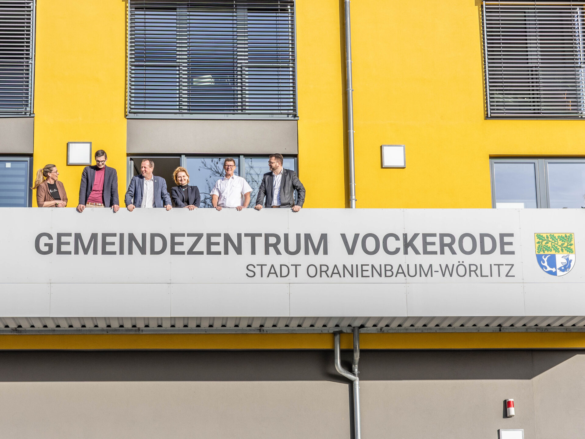 MdB Sepp Müller, MdL Karin Tschernich-Weiske, Landrat Christian Tylsch und Oranienbaum-Wörlitz' Bürgermeister Maik Strömer begrüßten Hausarzt Dr. Jörg Faust in seinen Praxisräumen im Gemeindezentrum Vockerode.