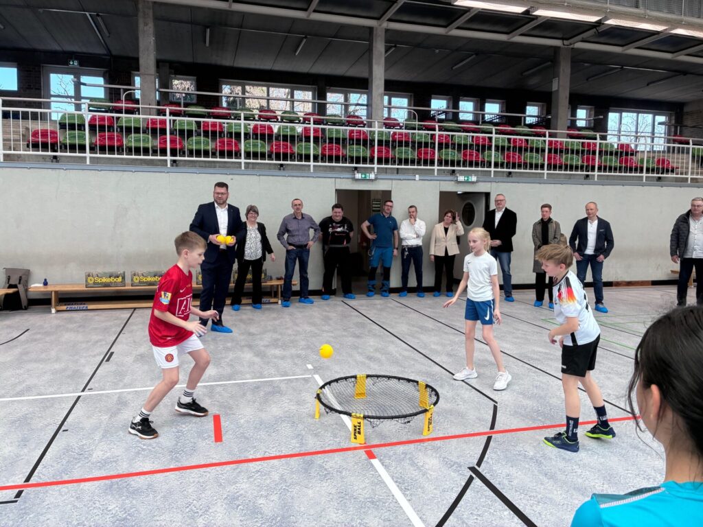 Nach der Sanierung wurde am Freitag die Turnhalle wieder an das Gymnasium übergeben.