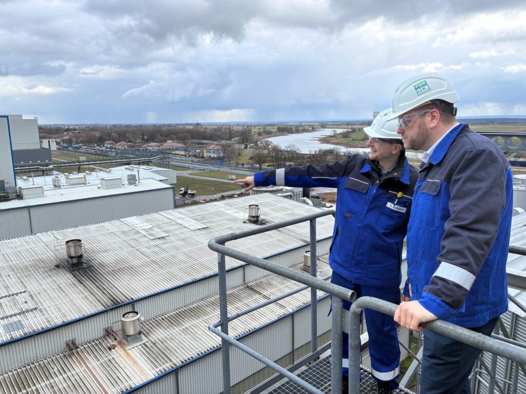 Beim Rundgang durch das Werk der Louis Dreyfus Company Wittenberg informierte sich Landrat Christian Tylsch über die Verarbeitung von Rapssaat sowie über Produktion und Investitionen am Standort der Louis Dreyfus Company in der Lutherstadt Wittenberg.
