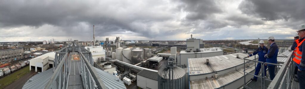 Beim Rundgang durch das Werk der Louis Dreyfus Company Wittenberg informierte sich Landrat Christian Tylsch über die Verarbeitung von Rapssaat sowie über Produktion und Investitionen am Standort der Louis Dreyfus Company in der Lutherstadt Wittenberg.