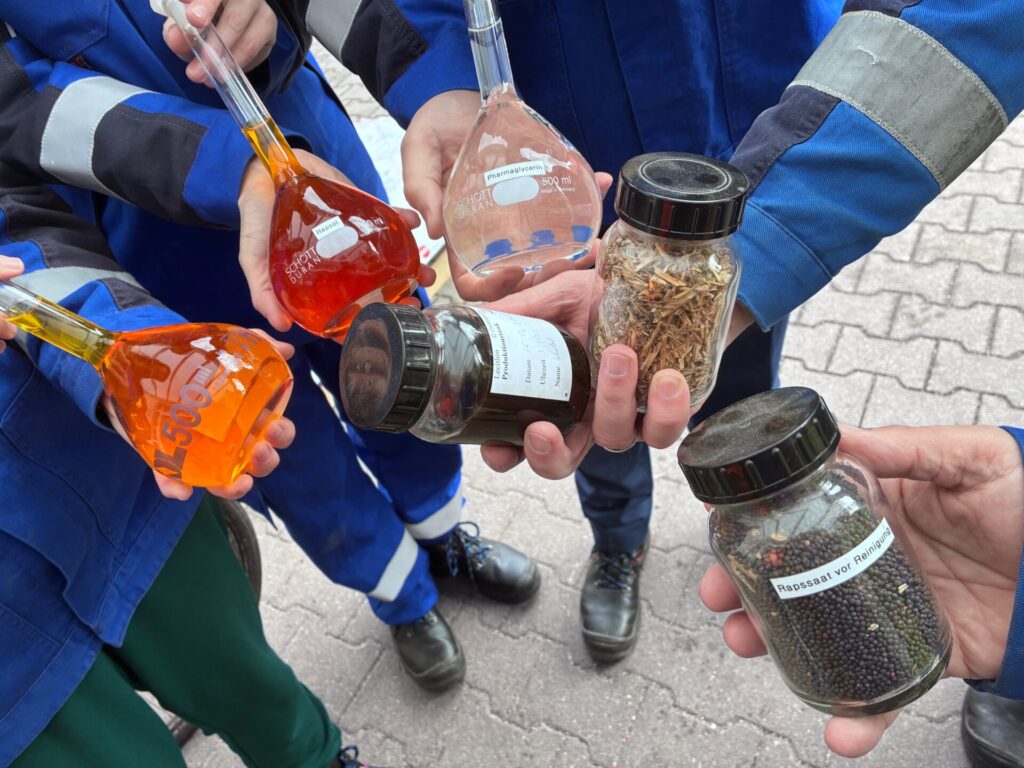 Beim Rundgang durch das Werk der Louis Dreyfus Company Wittenberg informierte sich Landrat Christian Tylsch über die Verarbeitung von Rapssaat sowie über Produktion und Investitionen am Standort der Louis Dreyfus Company in der Lutherstadt Wittenberg.