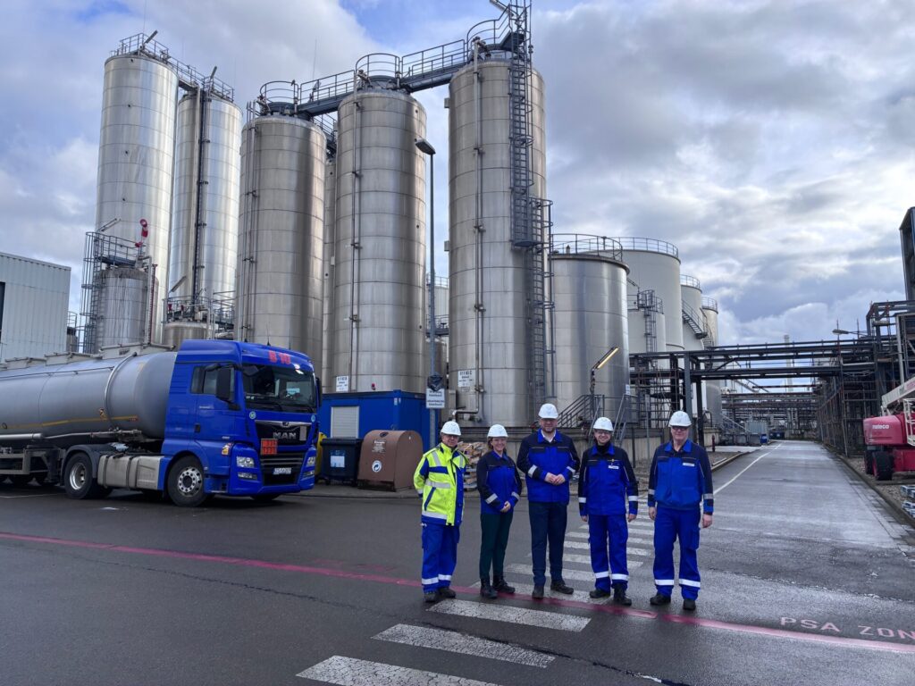 Beim Rundgang durch das Werk der Louis Dreyfus Company Wittenberg informierte sich Landrat Christian Tylsch über die Verarbeitung von Rapssaat sowie über Produktion und Investitionen am Standort der Louis Dreyfus Company in der Lutherstadt Wittenberg.