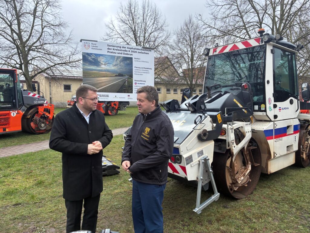 Die K2020 zwischen Dabrun und Pratau wird saniert - mit Mitteln aus dem Sondervermögen Infrastruktur. Landrat und Ministerpräsident machten sich ein Bild.