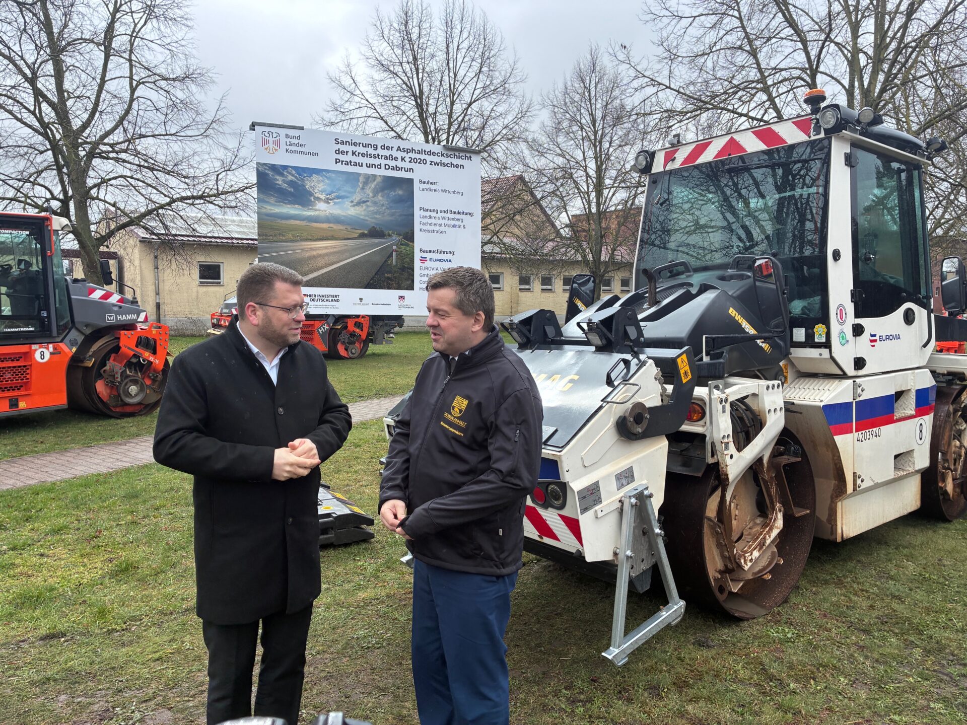 Die K2020 zwischen Dabrun und Pratau wird saniert - mit Mitteln aus dem Sondervermögen Infrastruktur. Landrat und Ministerpräsident machten sich ein Bild.