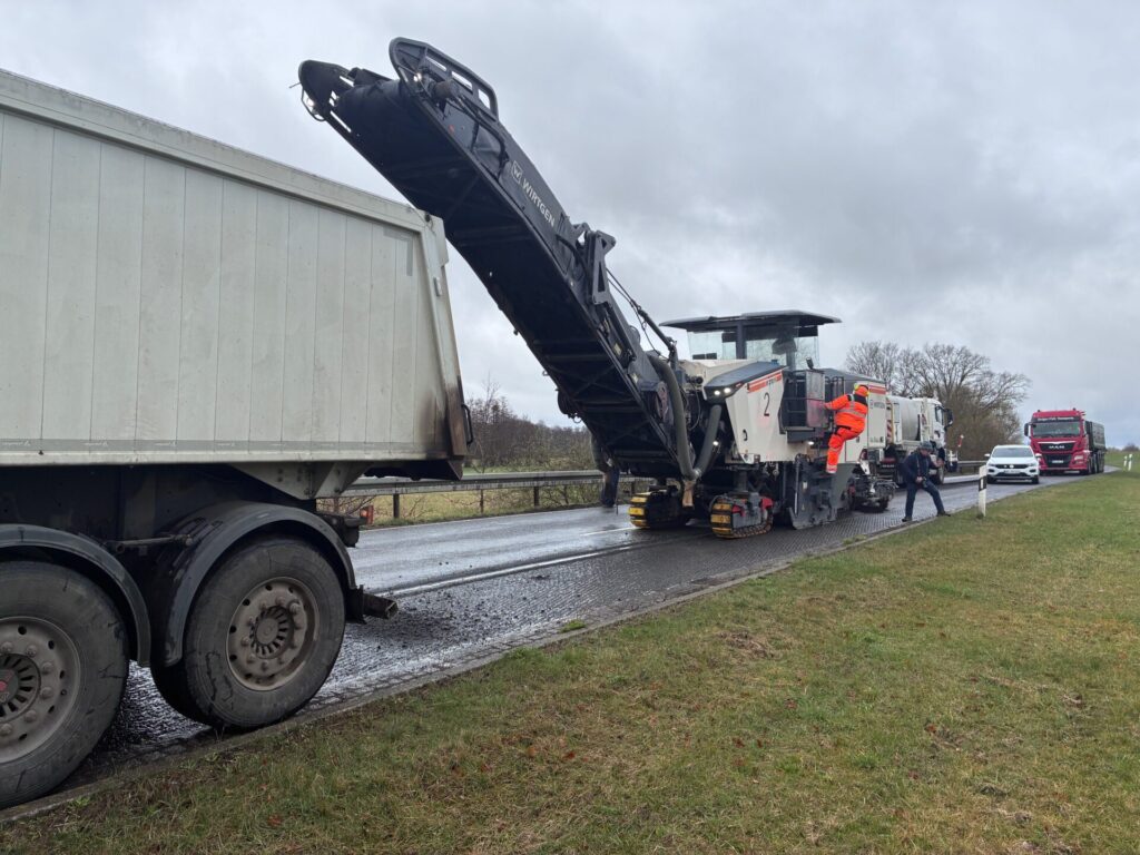 Die K2020 zwischen Dabrun und Pratau wird saniert - mit Mitteln aus dem Sondervermögen Infrastruktur. Landrat und Ministerpräsident machten sich ein Bild.