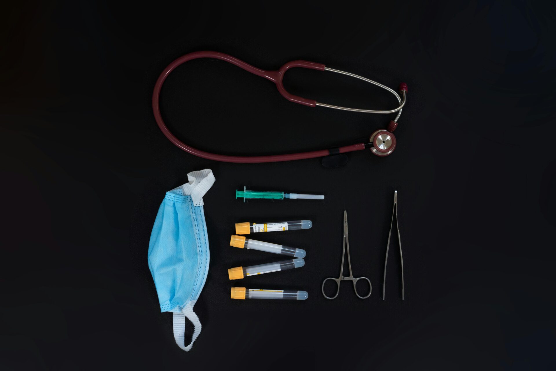 Schutzmaßnahmen für Infekte - Blutproben, Maske und Instrumente