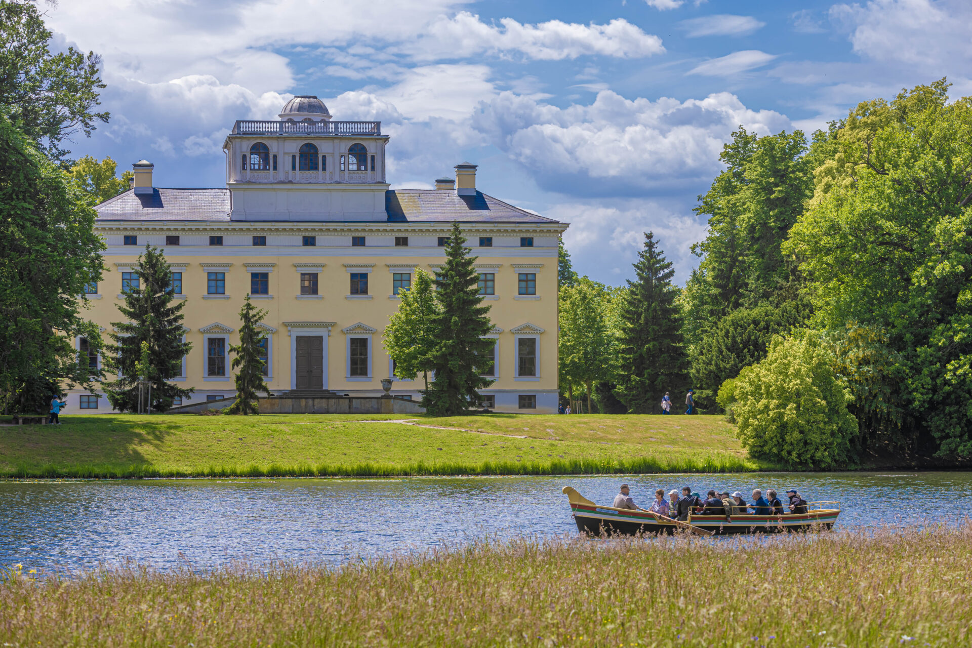 Wörlitzer Park - Schloss im Hintergrund und im Vorderung Gondel auf den See