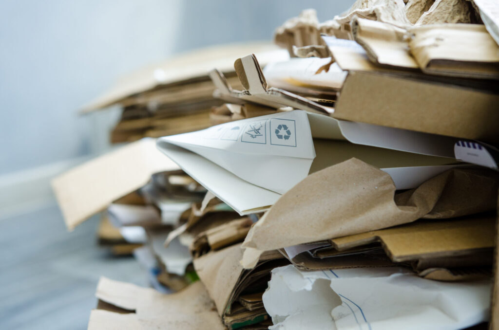 Ein Stapel aufgerissener Briefumschläge