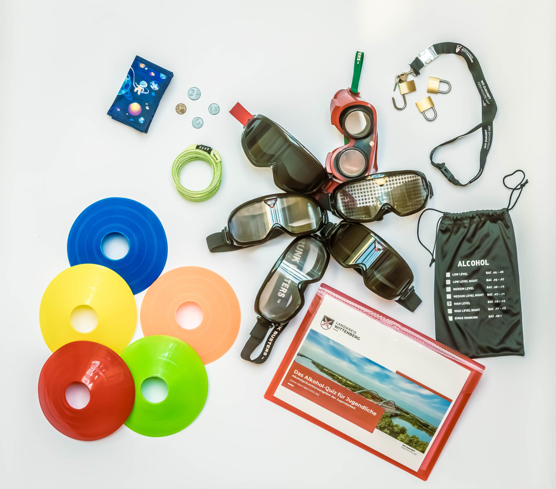 Wie fühlt sich Alkohol im Alltag an? Welche Auswirkungen hat er auf Wahrnehmung und Gleichgewicht? Der Rauschbrillenparcours macht genau das erfahrbar