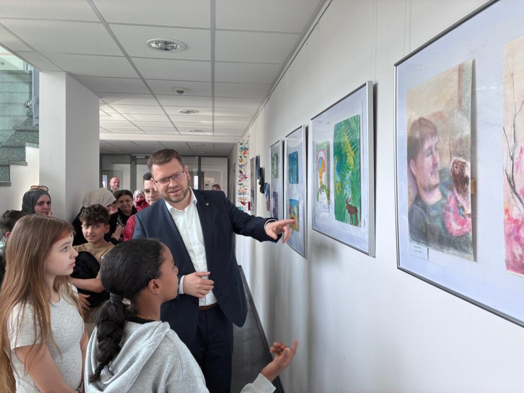 Im Kreishaus des Landkreises Wittenberg ist ab sofort eine besondere Ausstellung zu sehen: Kinder präsentieren dort ihre eigenen Bilder.