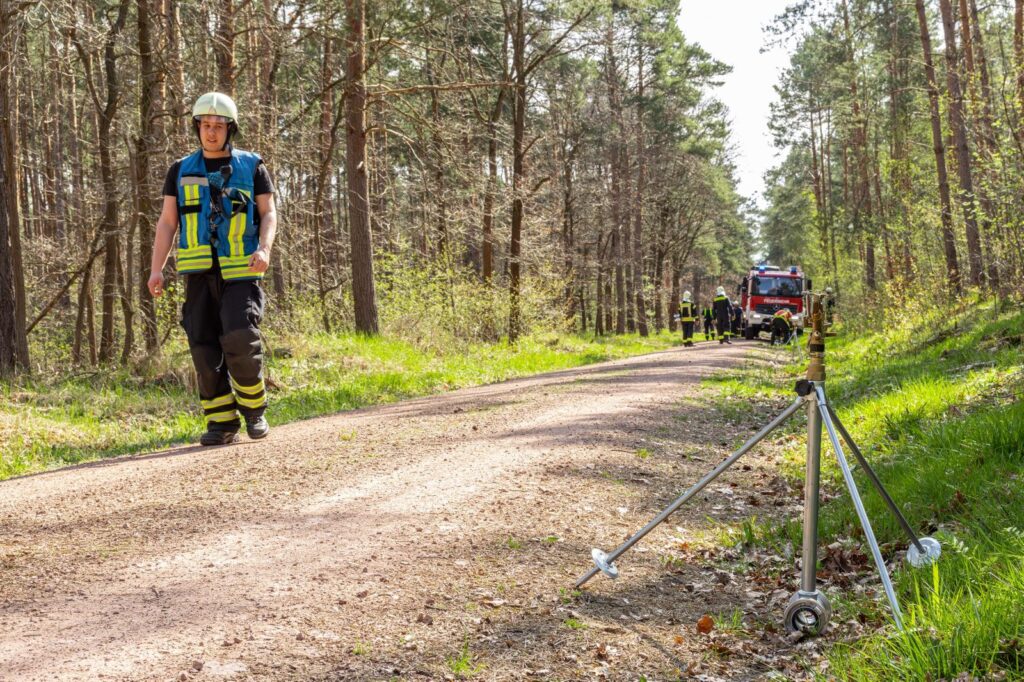 Übung des Löschverbandes Ost in der Mosigkauer Heide: Einsatzkräfte trainieren die Riegelstellung zur Eindämmung eines angenommenen Waldbrandes. Fotos: Marvin Möbius (www.instagram.com/marvin.m.fotografie/)