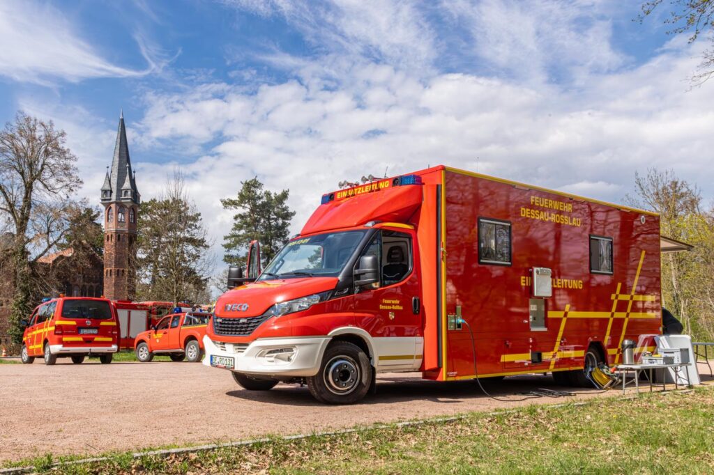 Übung des Löschverbandes Ost in der Mosigkauer Heide: Einsatzkräfte trainieren die Riegelstellung zur Eindämmung eines angenommenen Waldbrandes. Fotos: Marvin Möbius (www.instagram.com/marvin.m.fotografie/)