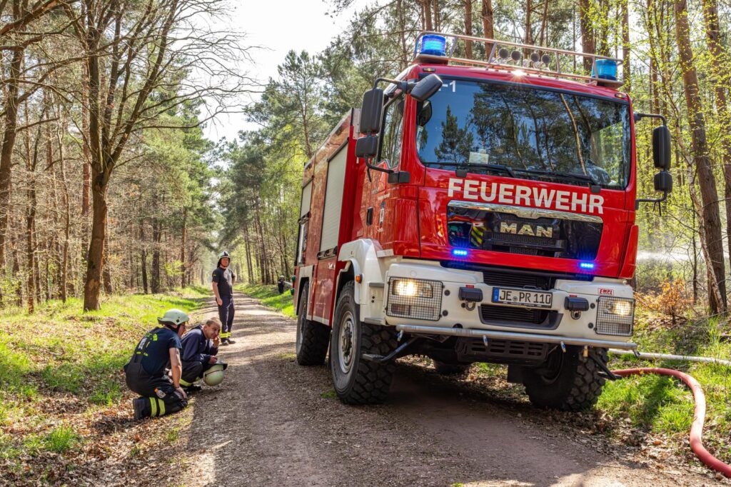 Übung des Löschverbandes Ost in der Mosigkauer Heide: Einsatzkräfte trainieren die Riegelstellung zur Eindämmung eines angenommenen Waldbrandes. Fotos: Marvin Möbius (www.instagram.com/marvin.m.fotografie/)