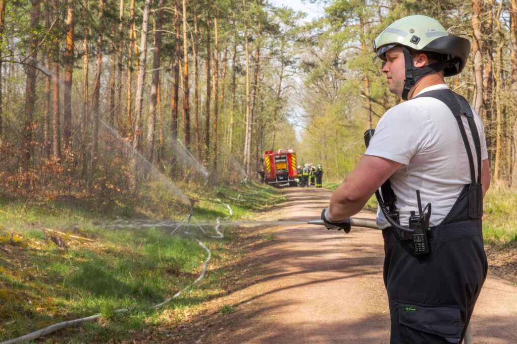 Übung des Löschverbandes Ost in der Mosigkauer Heide: Einsatzkräfte trainieren die Riegelstellung zur Eindämmung eines angenommenen Waldbrandes. Fotos: Marvin Möbius (www.instagram.com/marvin.m.fotografie/)