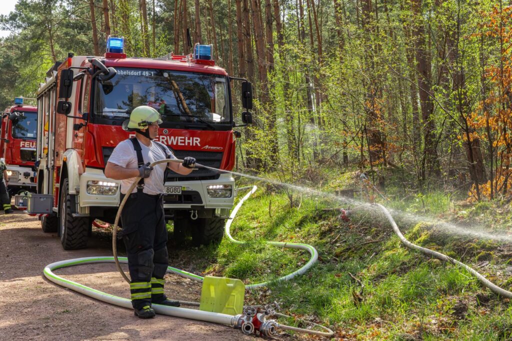Übung des Löschverbandes Ost in der Mosigkauer Heide: Einsatzkräfte trainieren die Riegelstellung zur Eindämmung eines angenommenen Waldbrandes. Fotos: Marvin Möbius (www.instagram.com/marvin.m.fotografie/)