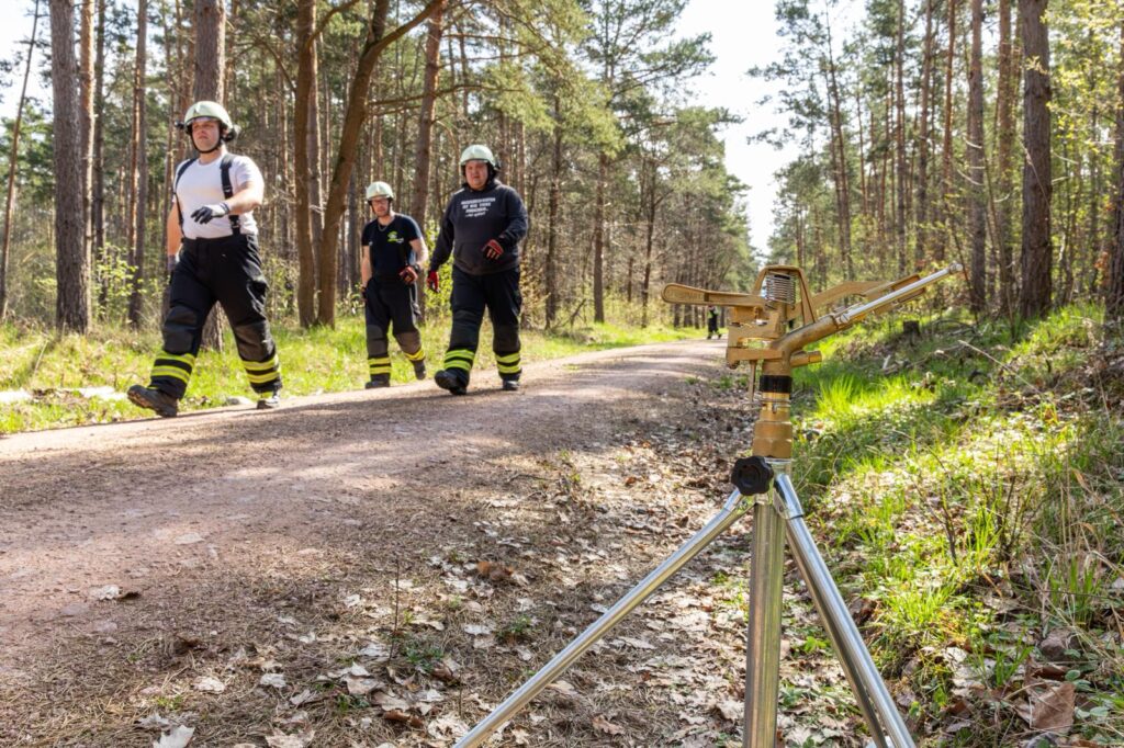 Übung des Löschverbandes Ost in der Mosigkauer Heide: Einsatzkräfte trainieren die Riegelstellung zur Eindämmung eines angenommenen Waldbrandes. Fotos: Marvin Möbius (www.instagram.com/marvin.m.fotografie/)