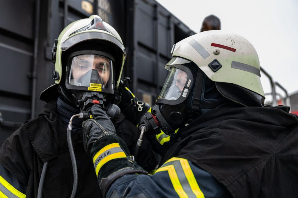 Feuerwehr im Landkreis Wittenberg trainiert den Innenangriff unter realistischen Bedingungen: Heißbrandausbildung im Brandcontainer stärkt Sicherheit, Taktik und Einsatzroutine.
