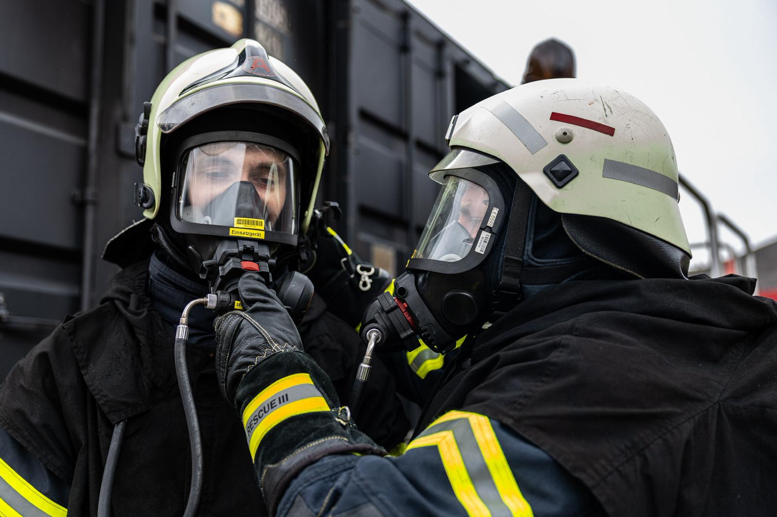 Feuerwehr im Landkreis Wittenberg trainiert den Innenangriff unter realistischen Bedingungen: Heißbrandausbildung im Brandcontainer stärkt Sicherheit, Taktik und Einsatzroutine.